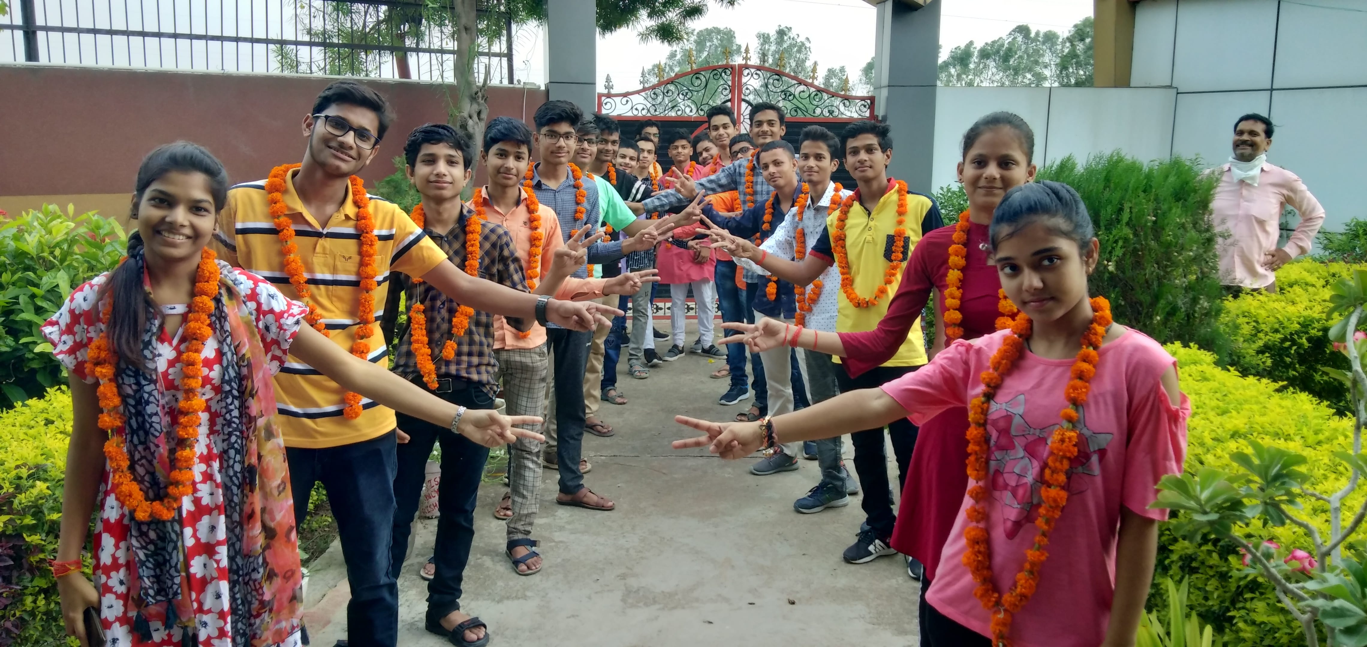 मॉर्निंग स्टार स्कूल की छात्र छात्राएं ख़ुशी मनाती मॉर्निंग स्टार स्कूल की छात्र छात्राएं ख़ुशी मनाती