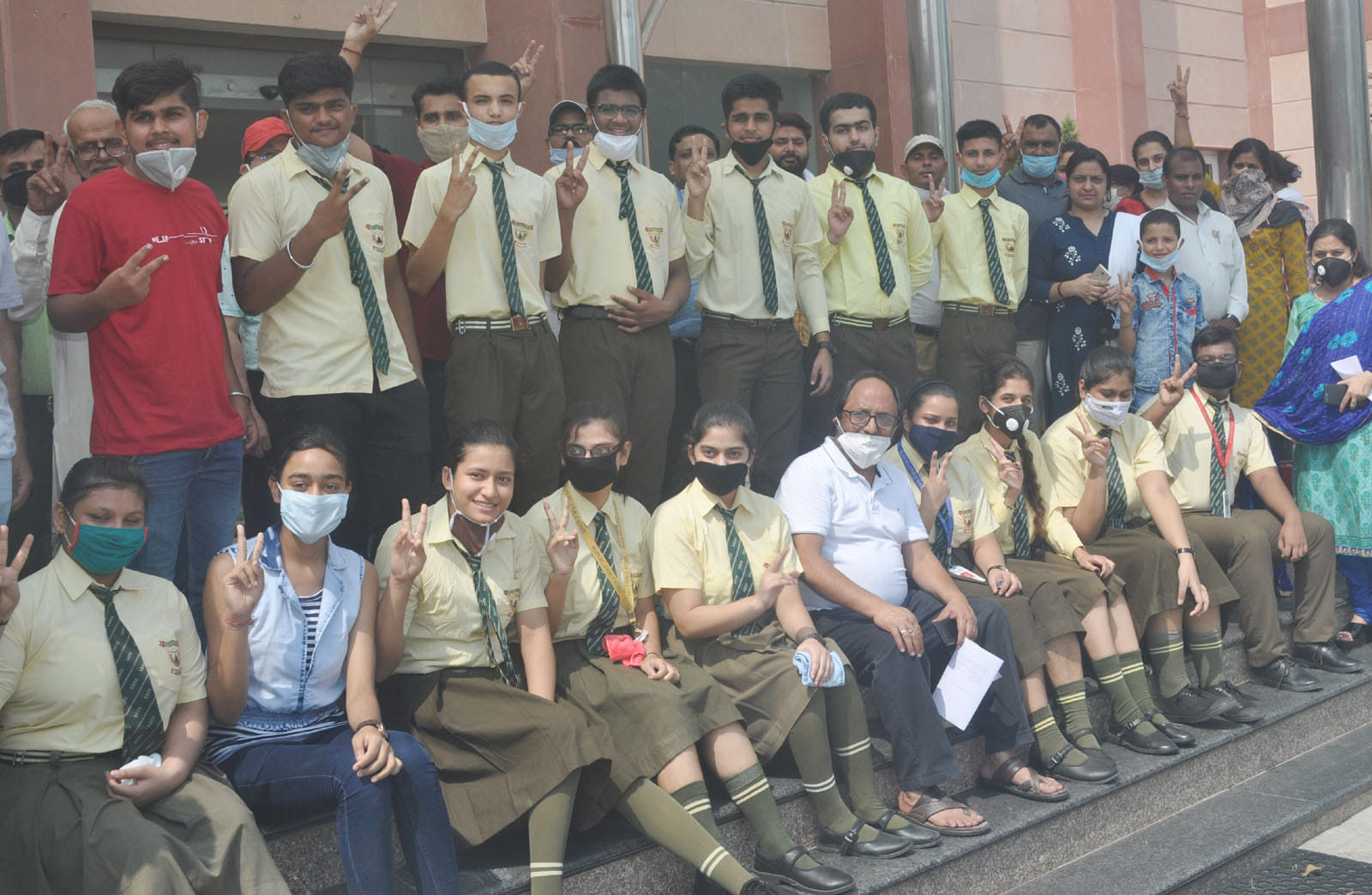 शामली के सिल्वर बेल्स स्कूल में रिजल्ट आने के बाद खुशी मनाते छात्र-छात्राएं। शामली के सिल्वर बेल्स स्कूल में रिजल्ट आने के बाद खुशी मनाते छात्र-छात्राएं।