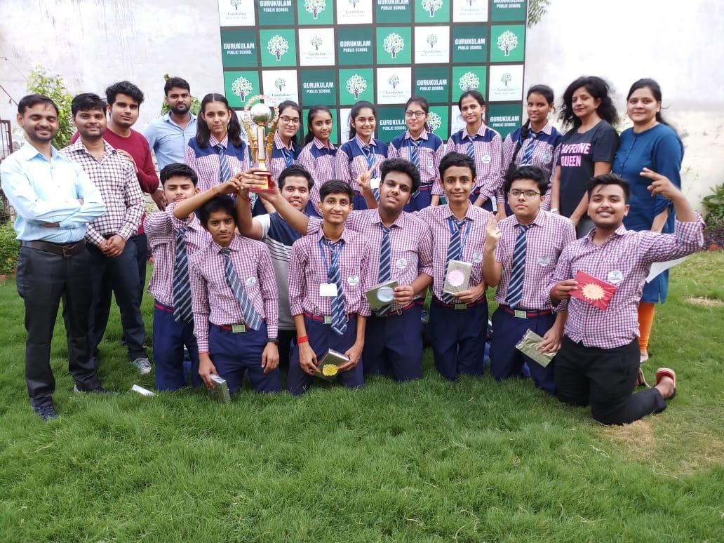 गुरुकुलम स्कूल की छात्र छात्राएं खुशियां मनाते गुरुकुलम स्कूल की छात्र छात्राएं खुशियां मनाते