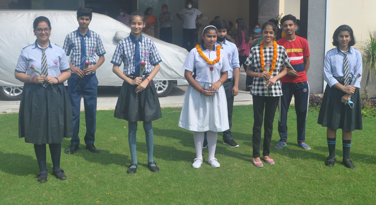 शामली के रॉकगोल्ड स्कूल में रिजल्ट आने के बाद खुशी मनाते छात्र-छात्राएं। शामली के रॉकगोल्ड स्कूल में रिजल्ट आने के बाद खुशी मनाते छात्र-छात्राएं।