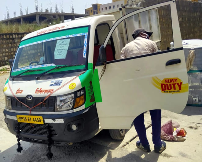 गलोकल केज कोविड अस्पताल में कचरा लेने पहुंची सिनेर्जी कंपनी का गतड़ी। गलोकल केज कोविड अस्पताल में कचरा लेने पहुंची सिनेर्जी कंपनी का गतड़ी।
