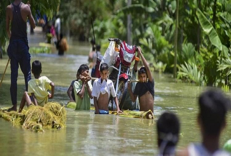 Floods In Assam, Affecting Many People, Many Deaths - असम में बाढ़ का कहर  लगातार जारी, 40 लाख लोग प्रभावित, 97 की मौत - Amar Ujala Hindi News Live