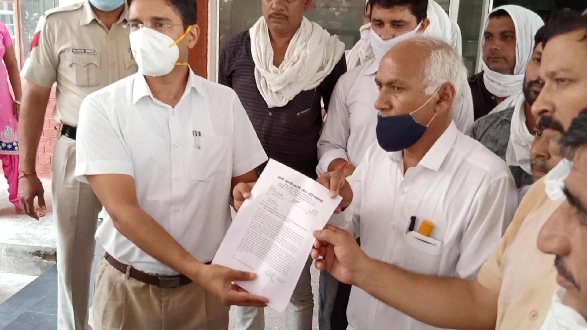 डीसी डॉ. आदित्य दहिया को ज्ञापन सौंपते हुए। डीसी डॉ. आदित्य दहिया को ज्ञापन सौंपते हुए।