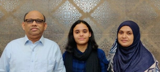 एएमयू कक्षा 10 में तीसरे स्थान पर रहीं असरा सोहेल माता पिता के साथ। एएमयू कक्षा 10 में तीसरे स्थान पर रहीं असरा सोहेल माता पिता के साथ।