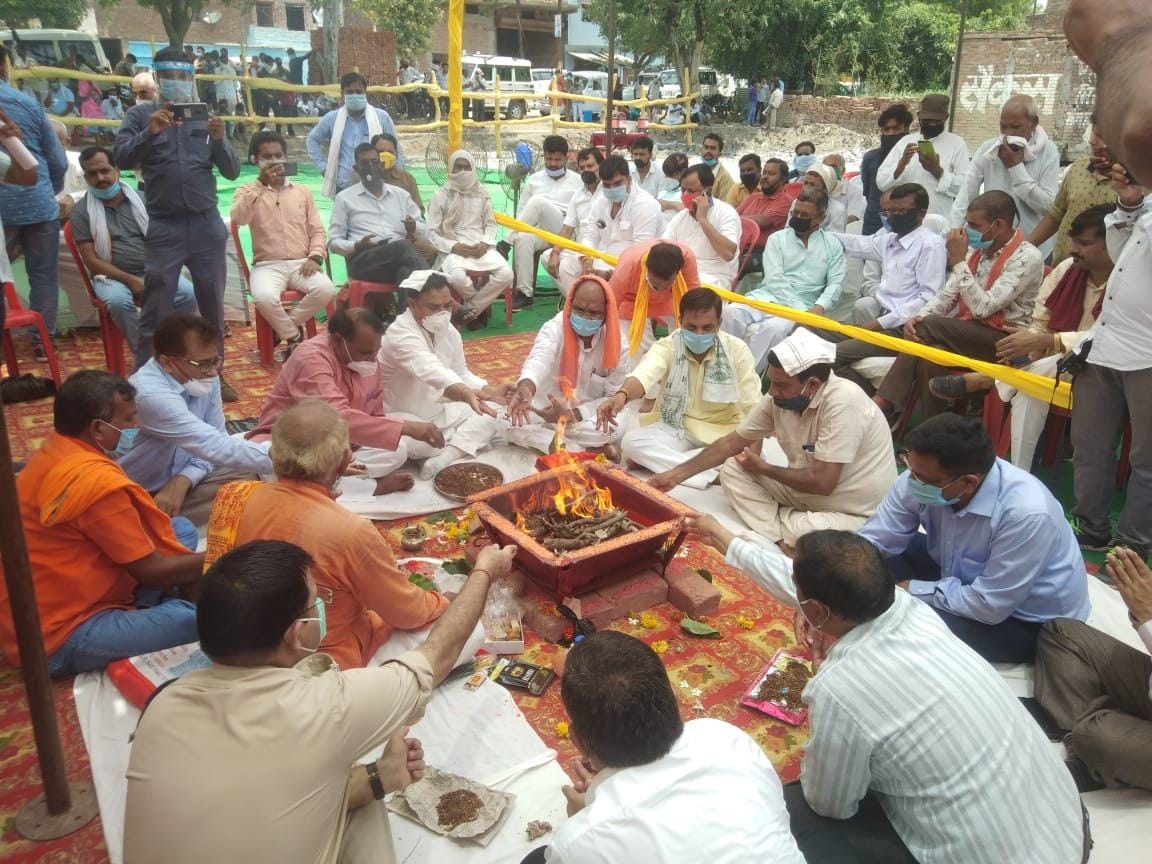 जालौन में बस स्टैंड निर्माण के लिए भूमि पूजन करते सांसद भानु प्रताप वर्मा विधायक गौरीशंकर वर्मा जालौन में बस स्टैंड निर्माण के लिए भूमि पूजन करते सांसद भानु प्रताप वर्मा विधायक गौरीशंकर वर्मा