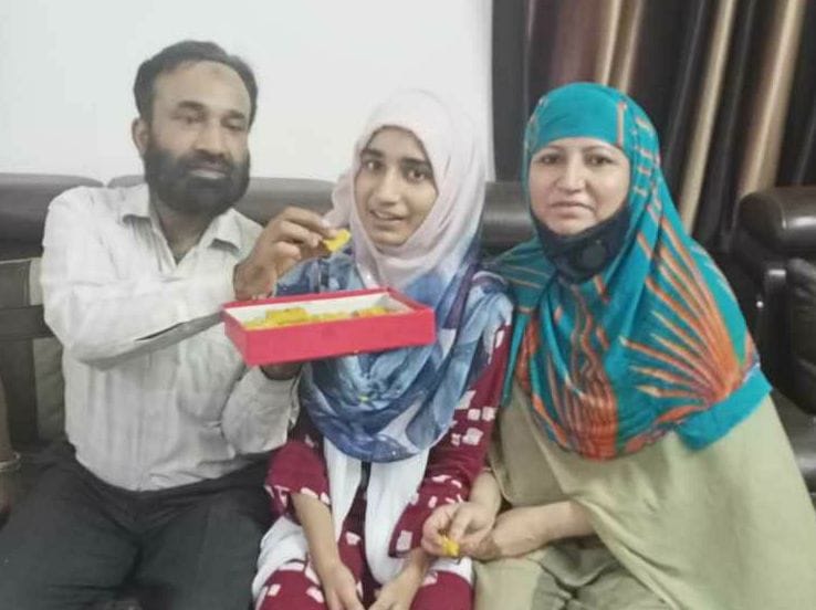 छात्रा मरियम लतीफ को मिठाई खिलाते उनके माता-पिता। छात्रा मरियम लतीफ को मिठाई खिलाते उनके माता-पिता।