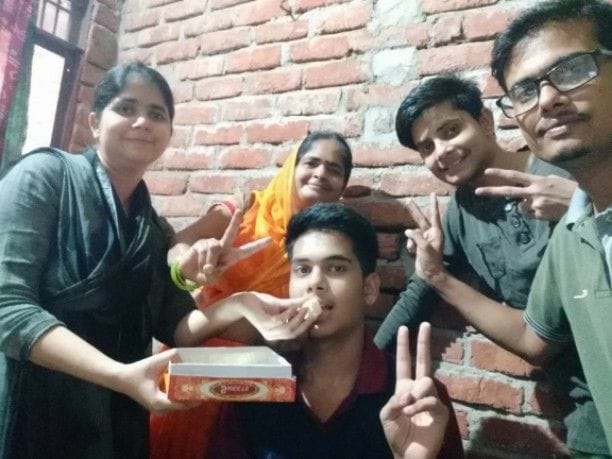 दूसरा स्थान पाने वाले सत्यनारायण पाठक को मिठाई खिलाते परिवार के सदस्य। दूसरा स्थान पाने वाले सत्यनारायण पाठक को मिठाई खिलाते परिवार के सदस्य।