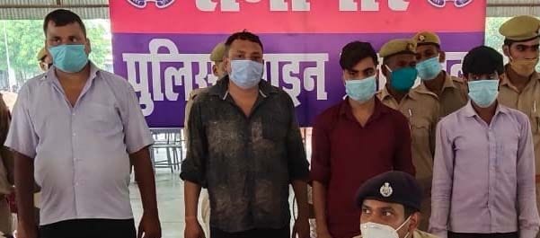 रानीगंज के संडौरा से पुलिस द्वारा तमंचा फैक्ट्री के गिरफ्तार लोग।