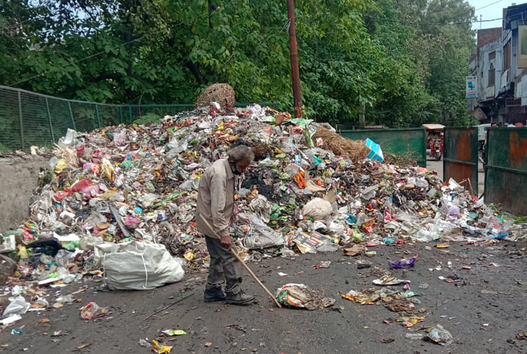 चौकी सराय पुल पर लगा कचरे का ढेर। चौकी सराय पुल पर लगा कचरे का ढेर।