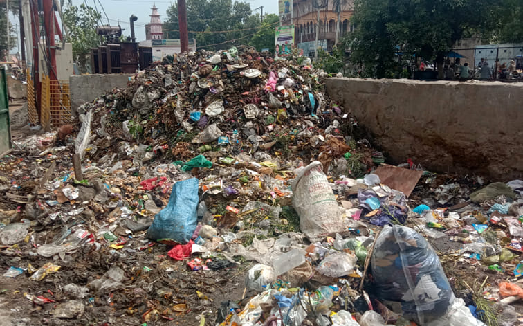 दालमंडी पुल पर जमा कचरा। दालमंडी पुल पर जमा कचरा।