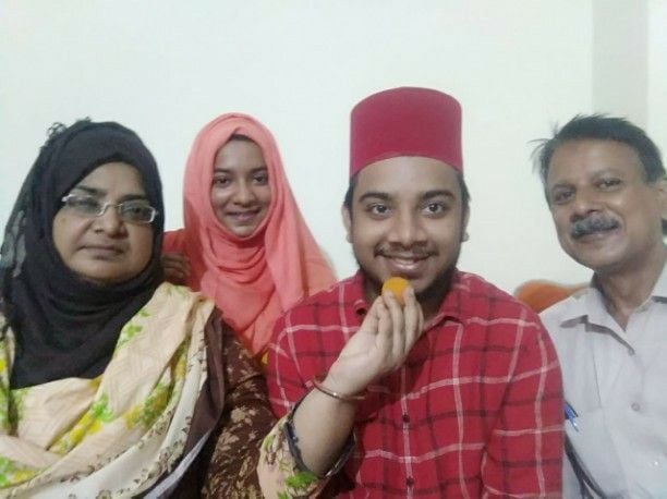 दूसरा स्थान प्राप्त करने पर शहन उस्मानी को मिठाई खिलाते उनके माता-पिता। दूसरा स्थान प्राप्त करने पर शहन उस्मानी को मिठाई खिलाते उनके माता-पिता।