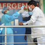 तापमान जांचती स्वास्थ्यकर्मी (फाइल फोटो)