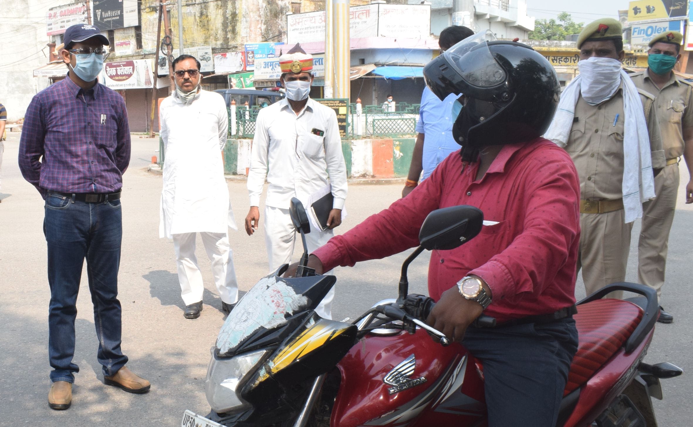 फोटो-4-सिनेमा चौराहे पर बाइक सवार से पूछताछ करते जिलाधिकारी पुलकित खरे। संवाद फोटो-4-सिनेमा चौराहे पर बाइक सवार से पूछताछ करते जिलाधिकारी पुलकित खरे। संवाद