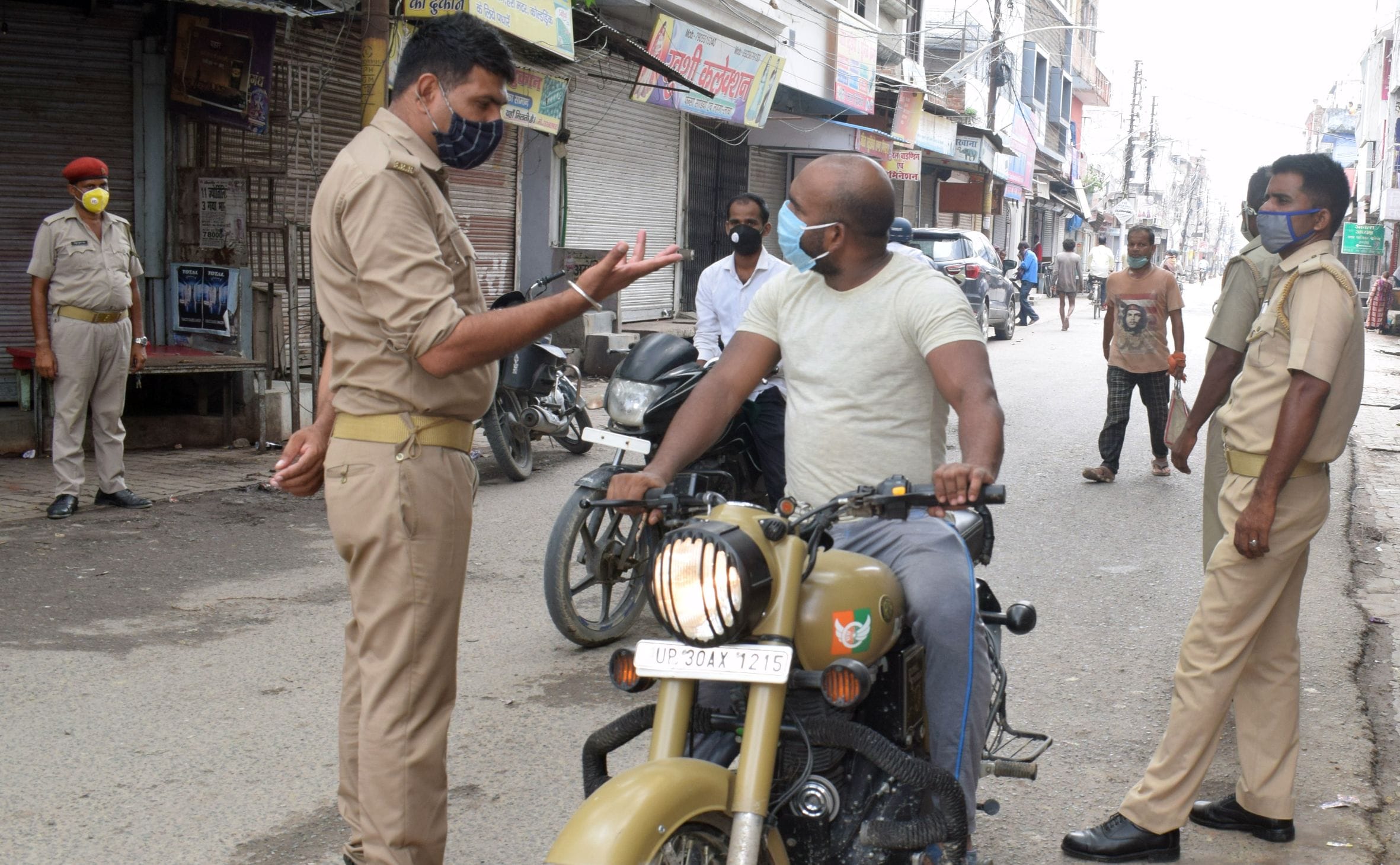 फोटो-5-बड़े चौराहे पर बाइक सवार को रोक चेताते पुलिस कर्मी राज सिंह। संवाद फोटो-5-बड़े चौराहे पर बाइक सवार को रोक चेताते पुलिस कर्मी राज सिंह। संवाद