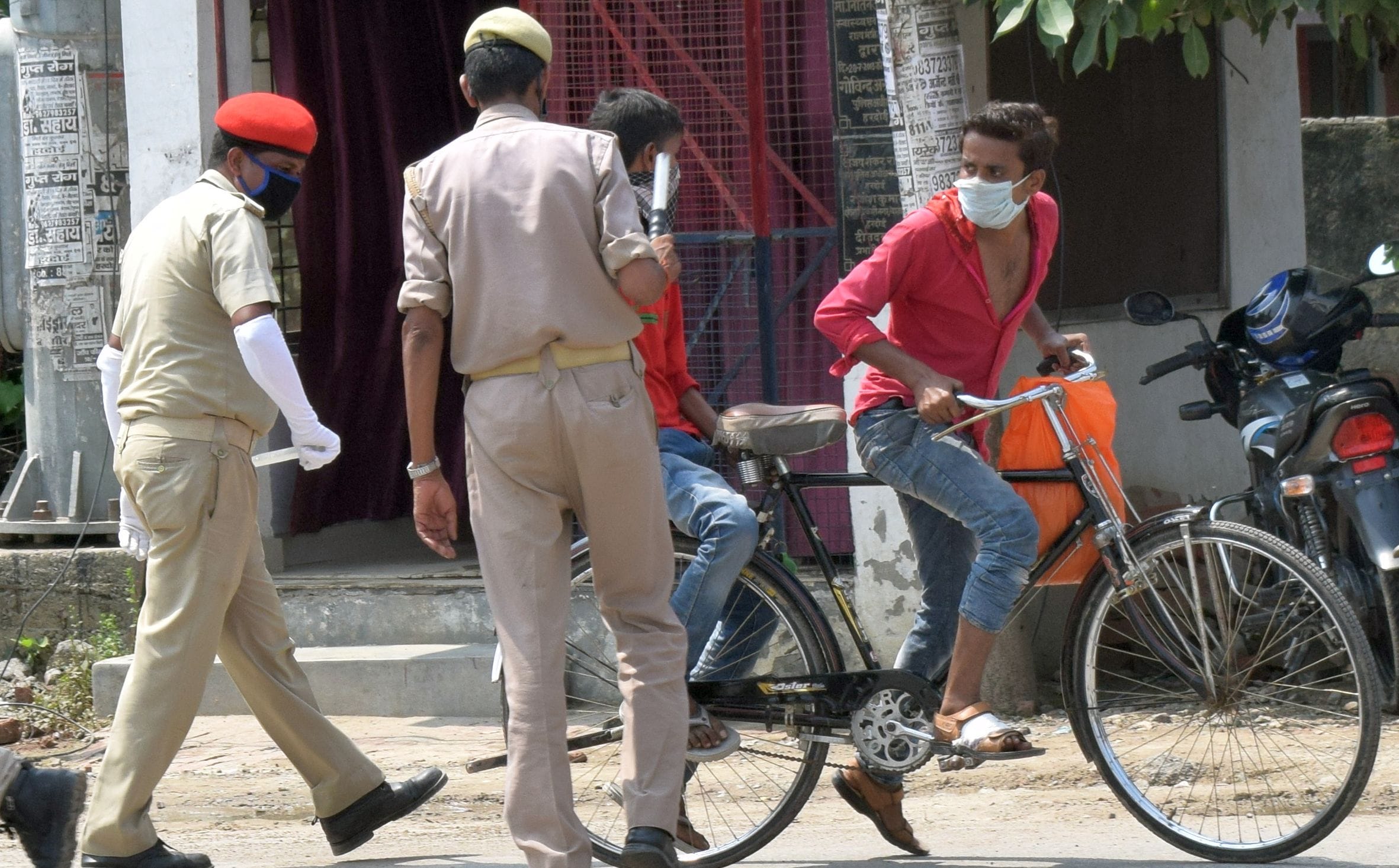 फोटो-6-नुमाइश चौराहे पर साइकिल सवार युवकों को फटकारते होमगार्ड के जवान। संवाद फोटो-6-नुमाइश चौराहे पर साइकिल सवार युवकों को फटकारते होमगार्ड के जवान। संवाद