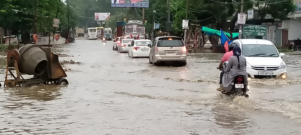 सरसावा में राष्ट्रीय राजमार्ग 73 पर राजमार्ग पर पानी के बीच से गुजरते वाहन सरसावा में राष्ट्रीय राजमार्ग 73 पर राजमार्ग पर पानी के बीच से गुजरते वाहन