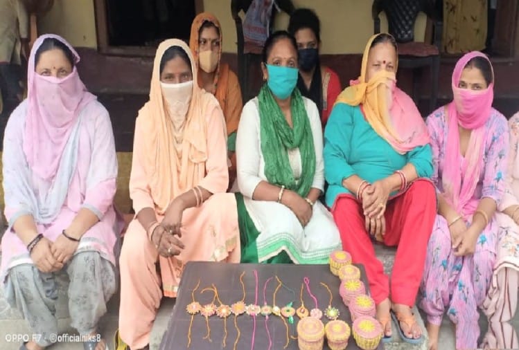 सुदर्शना ने चीड़ की पत्तियों से बनाई राखी।