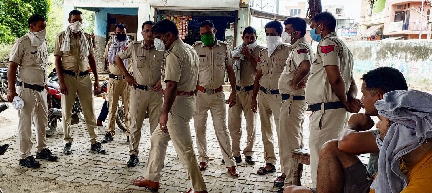  नागरिक अस्पताल में मौजूद पुलिस बल।