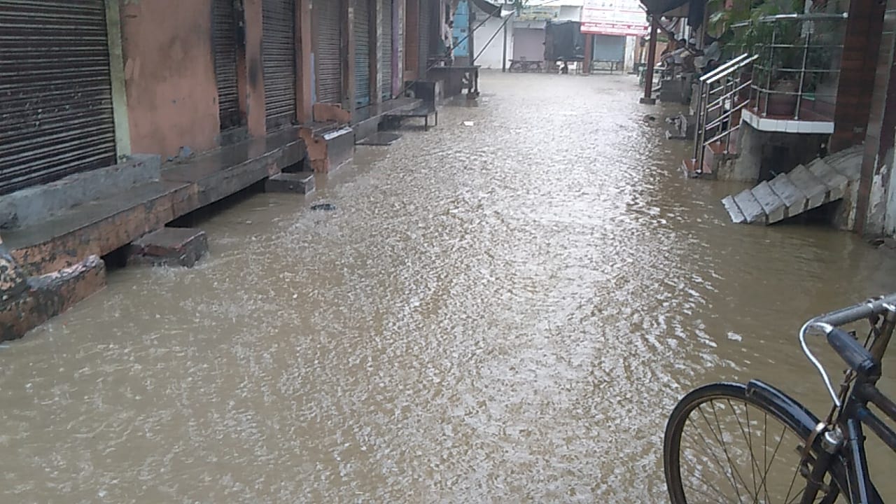 बरसात के कारण कैराना के इमामगेट बाजार में भरा पानी