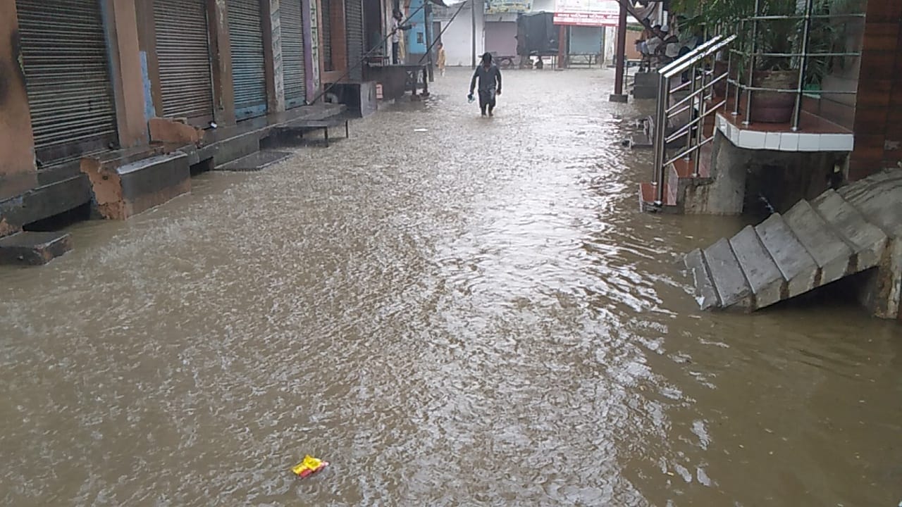 बरसात के कारण कैराना के इमामगेट बाजार में भरा पानी