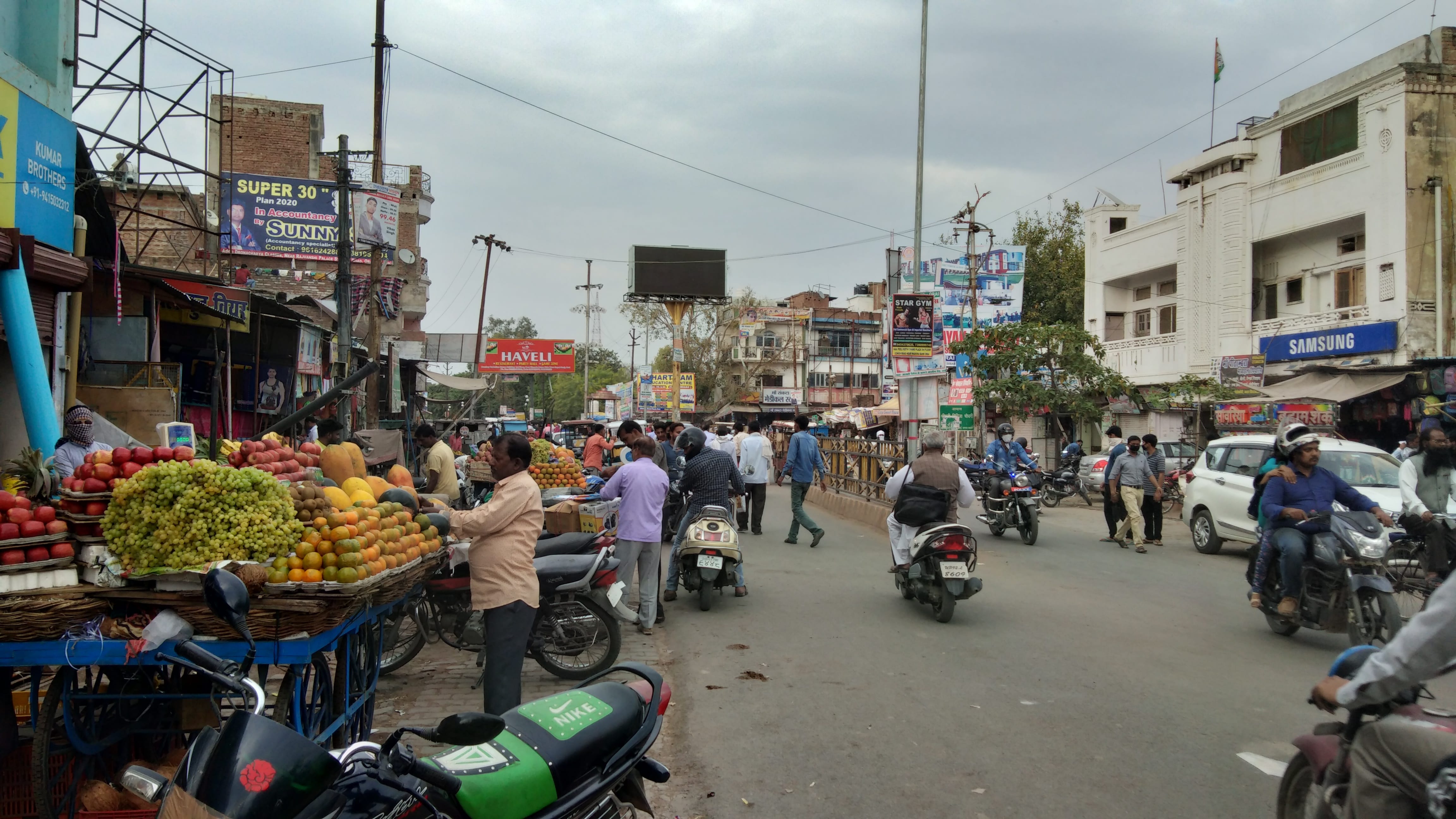 बाजार में खरीदारी करते लोग बाजार में खरीदारी करते लोग