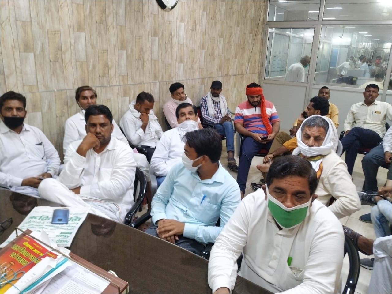 चेयरपर्सन के कार्यालय में जुटे पार्षद व अन्य लोग। चेयरपर्सन के कार्यालय में जुटे पार्षद व अन्य लोग।