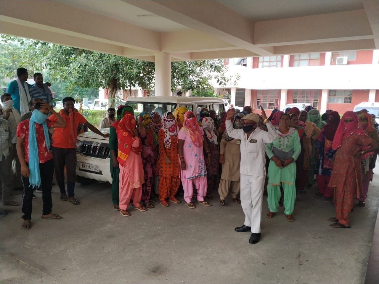 नगरपरिषद कार्यालय के बाहर नारेबाजी करते सफाई कर्मचारी। नगरपरिषद कार्यालय के बाहर नारेबाजी करते सफाई कर्मचारी।