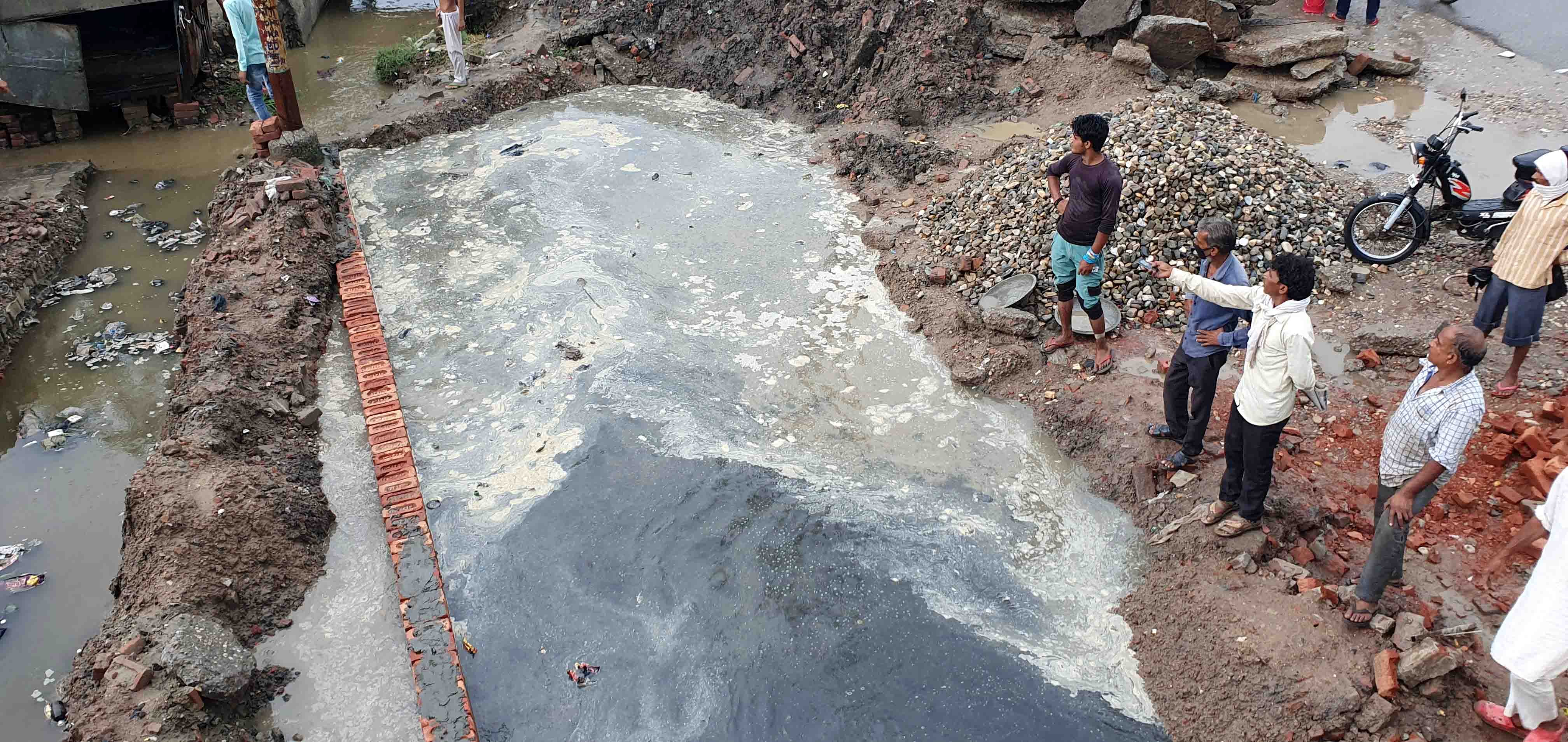 मुसलाधार बारिश के कारण कैराना कोतवाली के बराबर में मायापुर रोड पर निर्माणाधीन नाले में भरा बरसा?