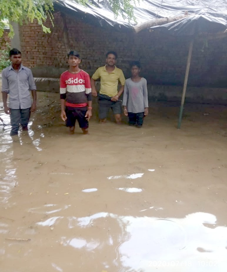 शामली क्षेत्र क गांव सिलावर में बरसात के पानी से घर में भरा पानी