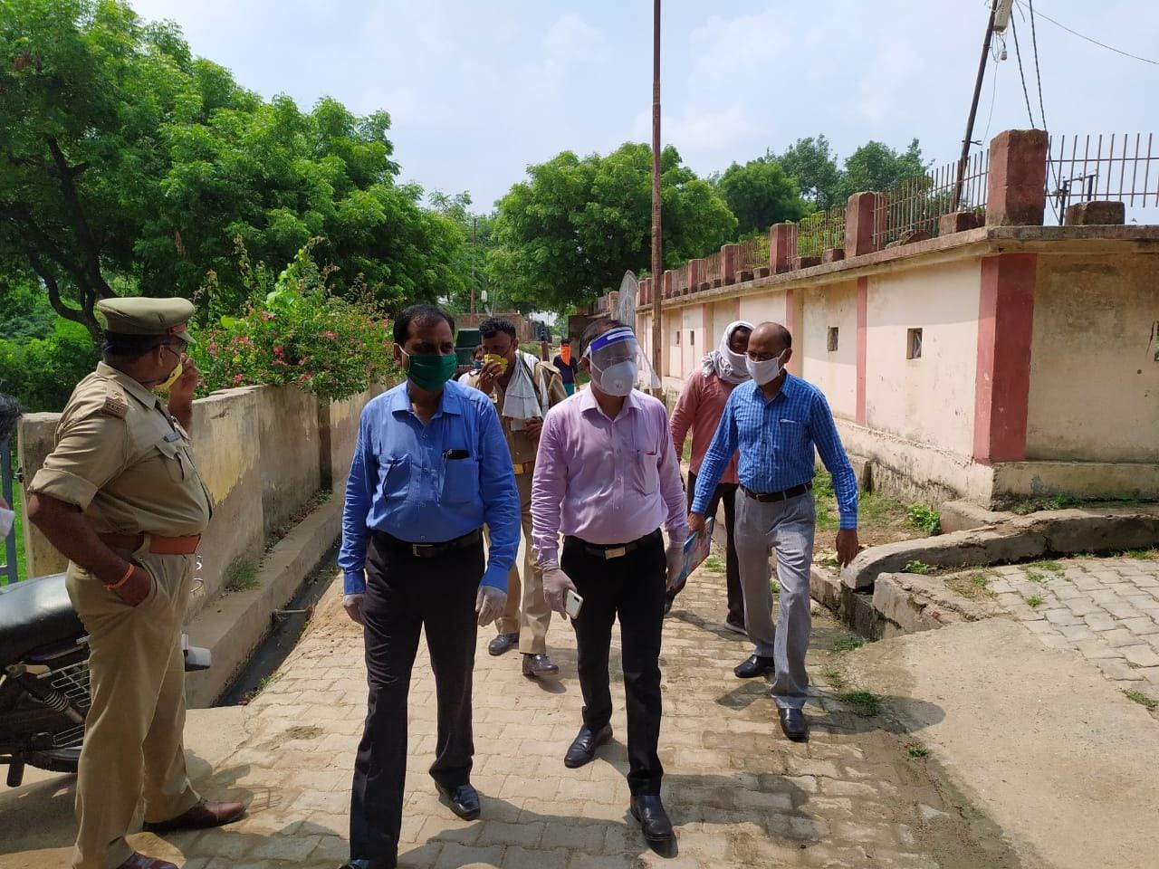 कालपी तहसील के पास भ्रमण करते एसडीएम व अन्य अधिकारी