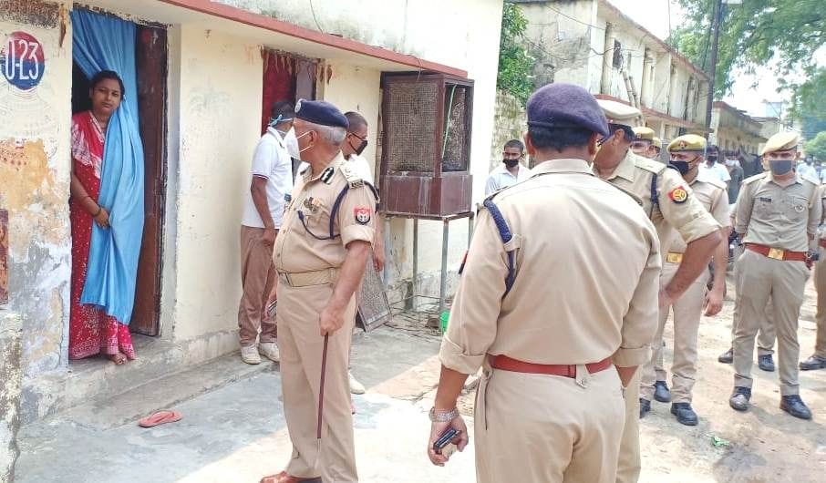 पुलिस लाइन में कर्मचारी आवास का निरीक्षण करते एडीजी प्रयागराज प्रेमप्रकाश। पुलिस लाइन में कर्मचारी आवास का निरीक्षण करते एडीजी प्रयागराज प्रेमप्रकाश।