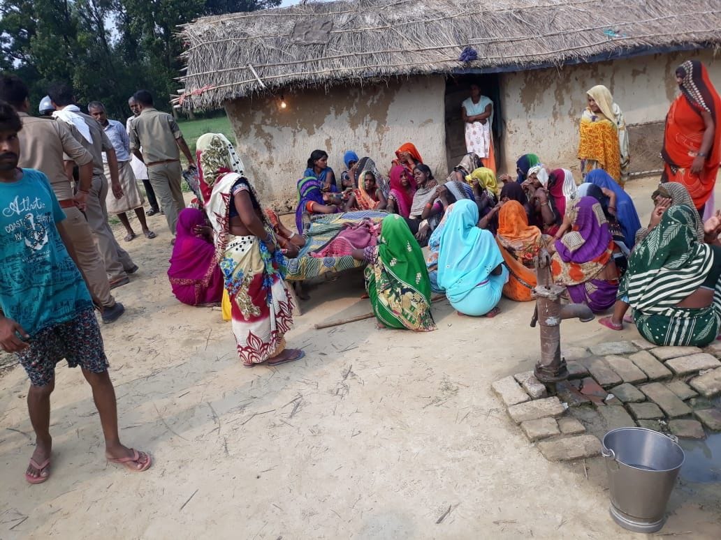 मानधाता थाना क्षेत्र के उड़ी क डीह में लापता बालक का शव मिलने के बाद बिलखते परिजन। मानधाता थाना क्षेत्र के उड़ी क डीह में लापता बालक का शव मिलने के बाद बिलखते परिजन।
