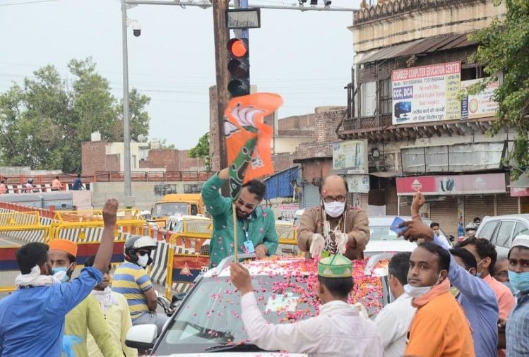 लॉकडाउन का उल्लंघन कर विधायक का स्वागत
