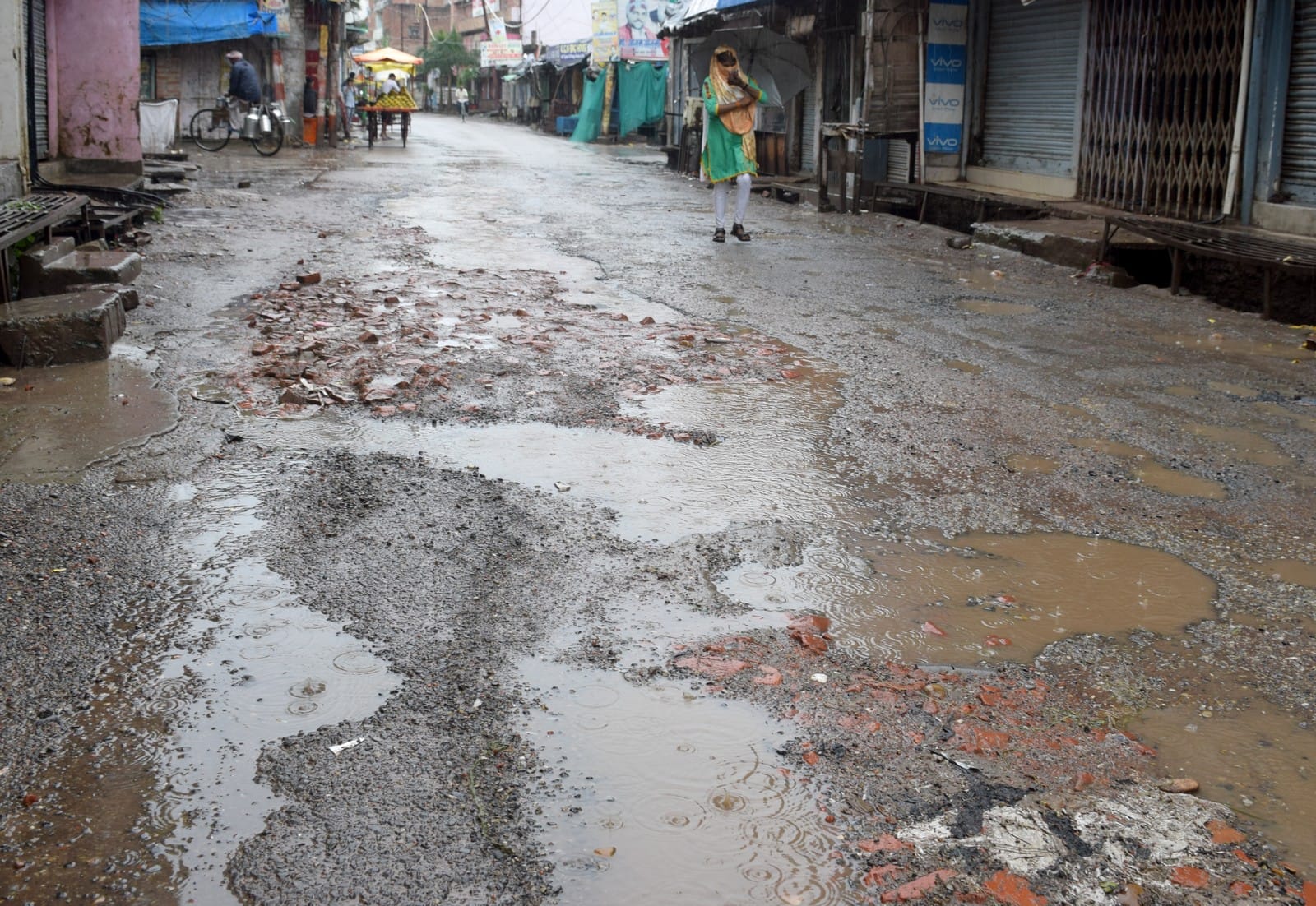 शहर में बारिश के बाद तकिया क्षेत्र के सड़क में बड़े-बड़े गढ्ढो में पानी भरने से राहगीर परेशान। शहर में बारिश के बाद तकिया क्षेत्र के सड़क में बड़े-बड़े गढ्ढो में पानी भरने से राहगीर परेशान।