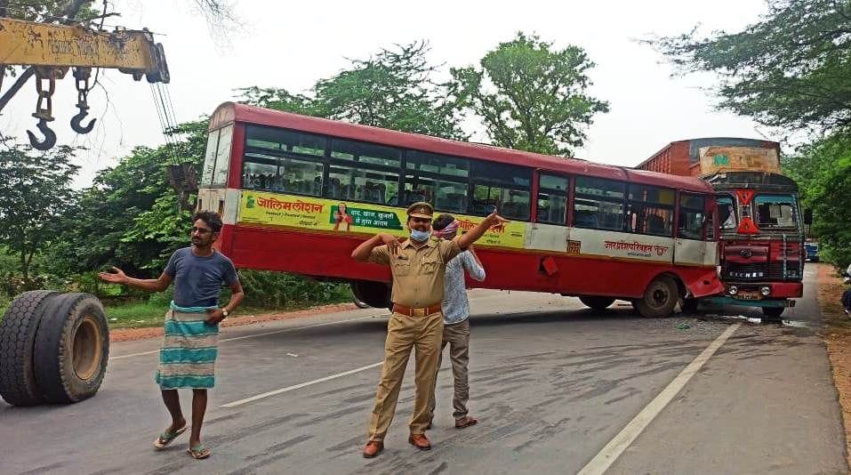  ट्रक और बस को जेसीबी के जरिए हटवाते कोतवाल डीके सिसौदिया। 