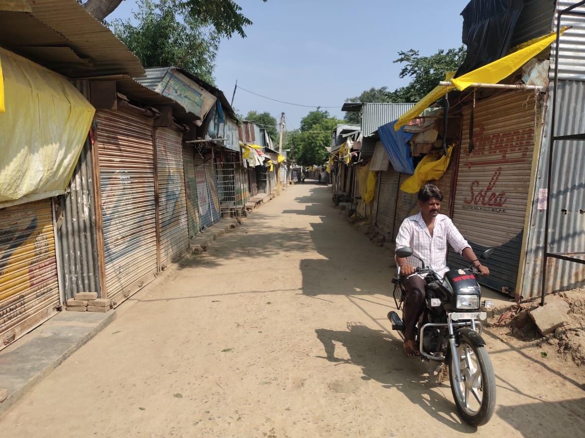 कुठौद में बाजार की बंद पड़ी दुकान