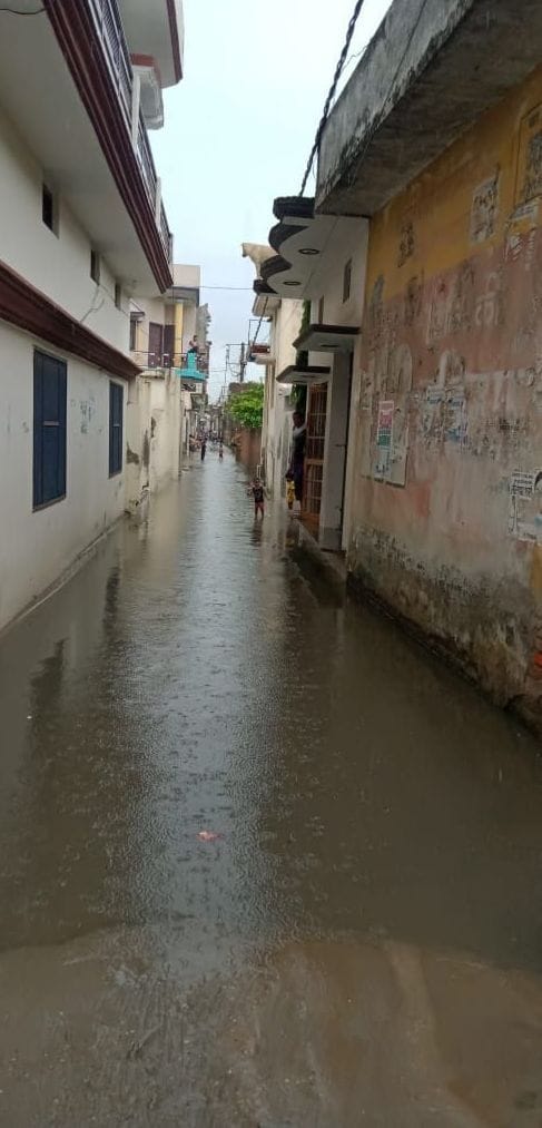 बाजपुर के मोहल्ला केशवनगर में जलभराव बाजपुर के मोहल्ला केशवनगर में जलभराव