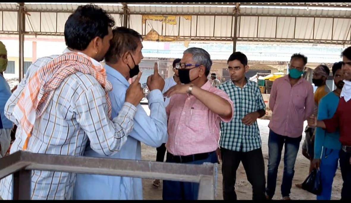 मंडी सचिव से नोंकझोंक करते कब्जाधारक मंडी सचिव से नोंकझोंक करते कब्जाधारक