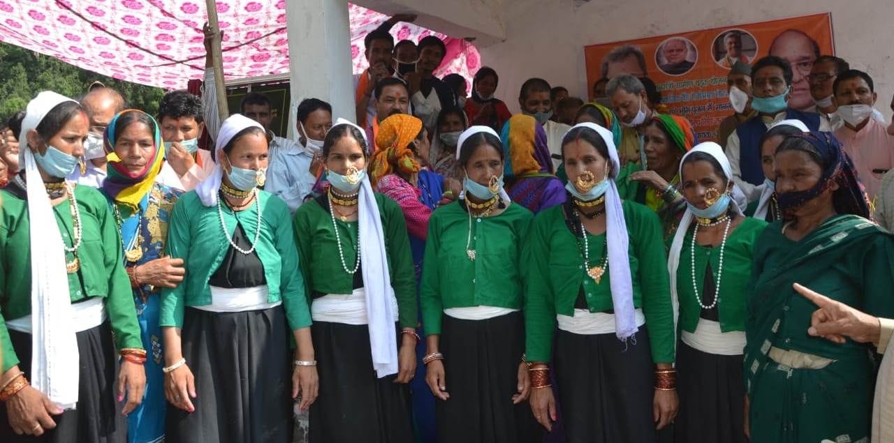 बकरियाबैंड-छिमटा सड़क के शिलान्यास के दौरान चौफुला व चांछड़ी नृत्य के लिए परंपरागत पोशाक में तै? बकरियाबैंड-छिमटा सड़क के शिलान्यास के दौरान चौफुला व चांछड़ी नृत्य के लिए परंपरागत पोशाक में तै?