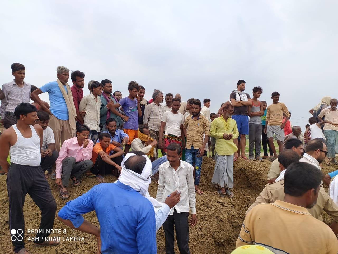 कदौरा में खुदाई स्थल पर लगी ग्रामीणों की भीड़ कदौरा में खुदाई स्थल पर लगी ग्रामीणों की भीड़