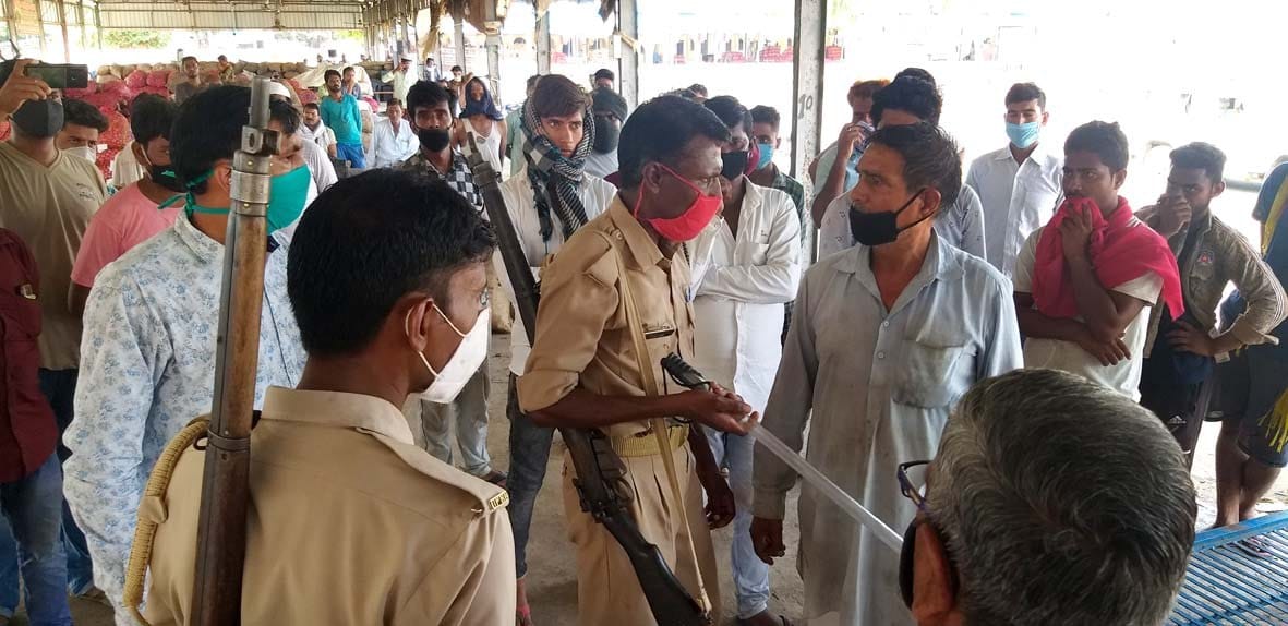 दुकानदारों से मोर्चा लेते होमगार्ड दुकानदारों से मोर्चा लेते होमगार्ड