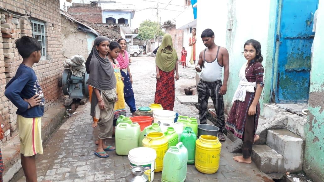 ोहल्ले में पानी के लिए हेडपंप लगी भीड़ ोहल्ले में पानी के लिए हेडपंप लगी भीड़