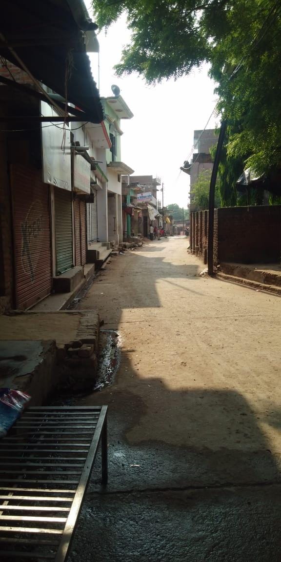 सरावन में लॉकडाउन के दौरान कस्बे में बंद पड़ा बाजार