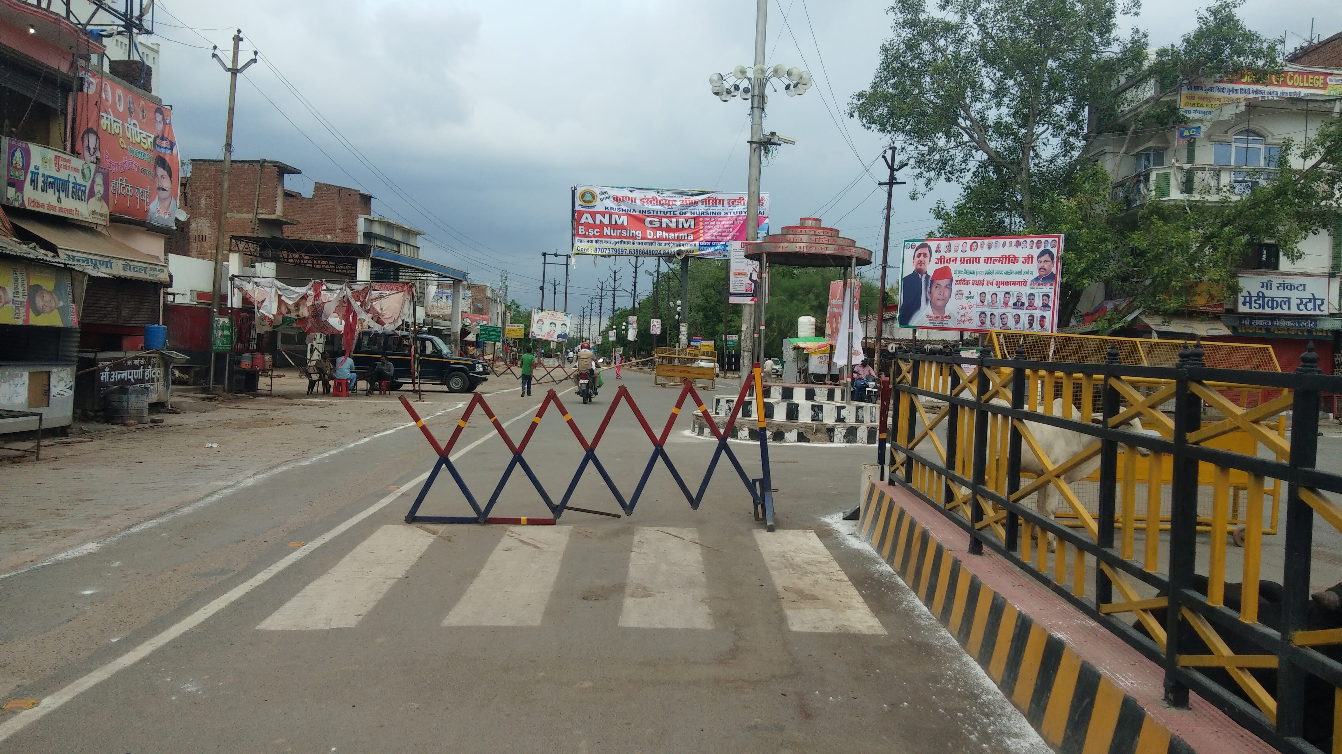 शहर के भगत सिंह चौराहे पर लॉकडाउन के दौरान चौराहे पर लगी बेरी केटिंग