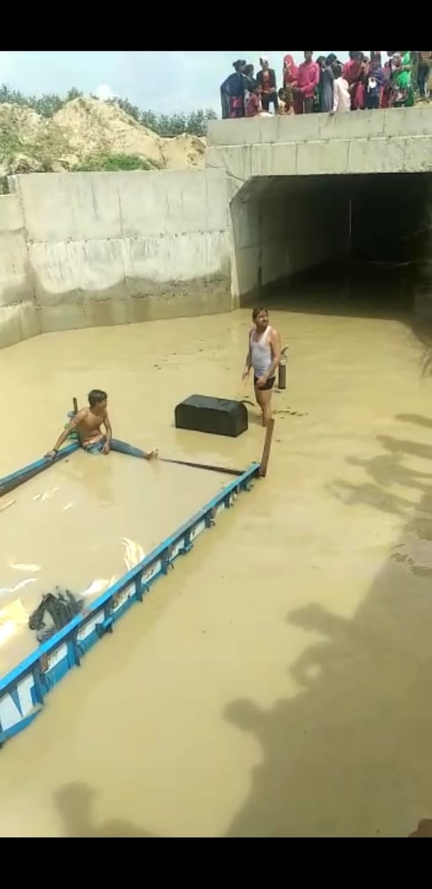 गत वर्ष 9 अगस्त को ग्राम भनेडा खेमचंद स्थित अंडरपास में फंसी श्रद्धालुओं से भरी ट्रैक्टरट्रॉली क? गत वर्ष 9 अगस्त को ग्राम भनेडा खेमचंद स्थित अंडरपास में फंसी श्रद्धालुओं से भरी ट्रैक्टरट्रॉली क?