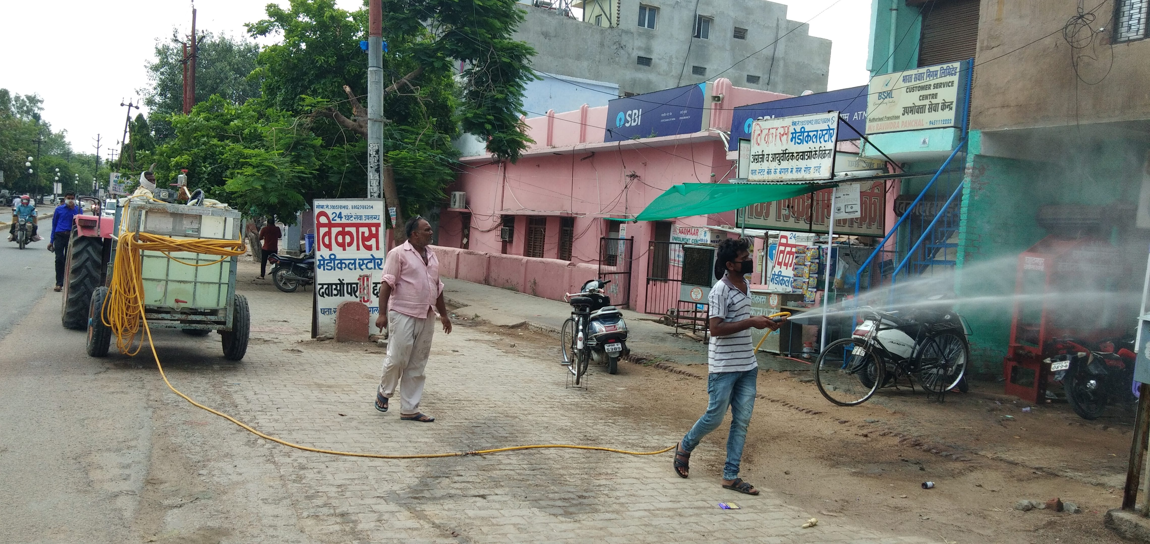 शहर में सैनिटाइजर करते पालिका कर्मी शहर में सैनिटाइजर करते पालिका कर्मी