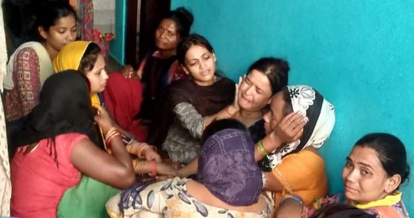 किच्छा के ग्राम गौरीकला में रोते बिलखते शहीद के परिजन। किच्छा के ग्राम गौरीकला में रोते बिलखते शहीद के परिजन।