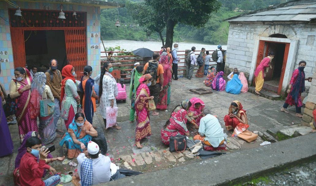 थल शिव मंदिर में सावन के पहले सोमवार में पूजा अर्चना करते श्रद्घालु। संवाद न्यूज एजेंसी