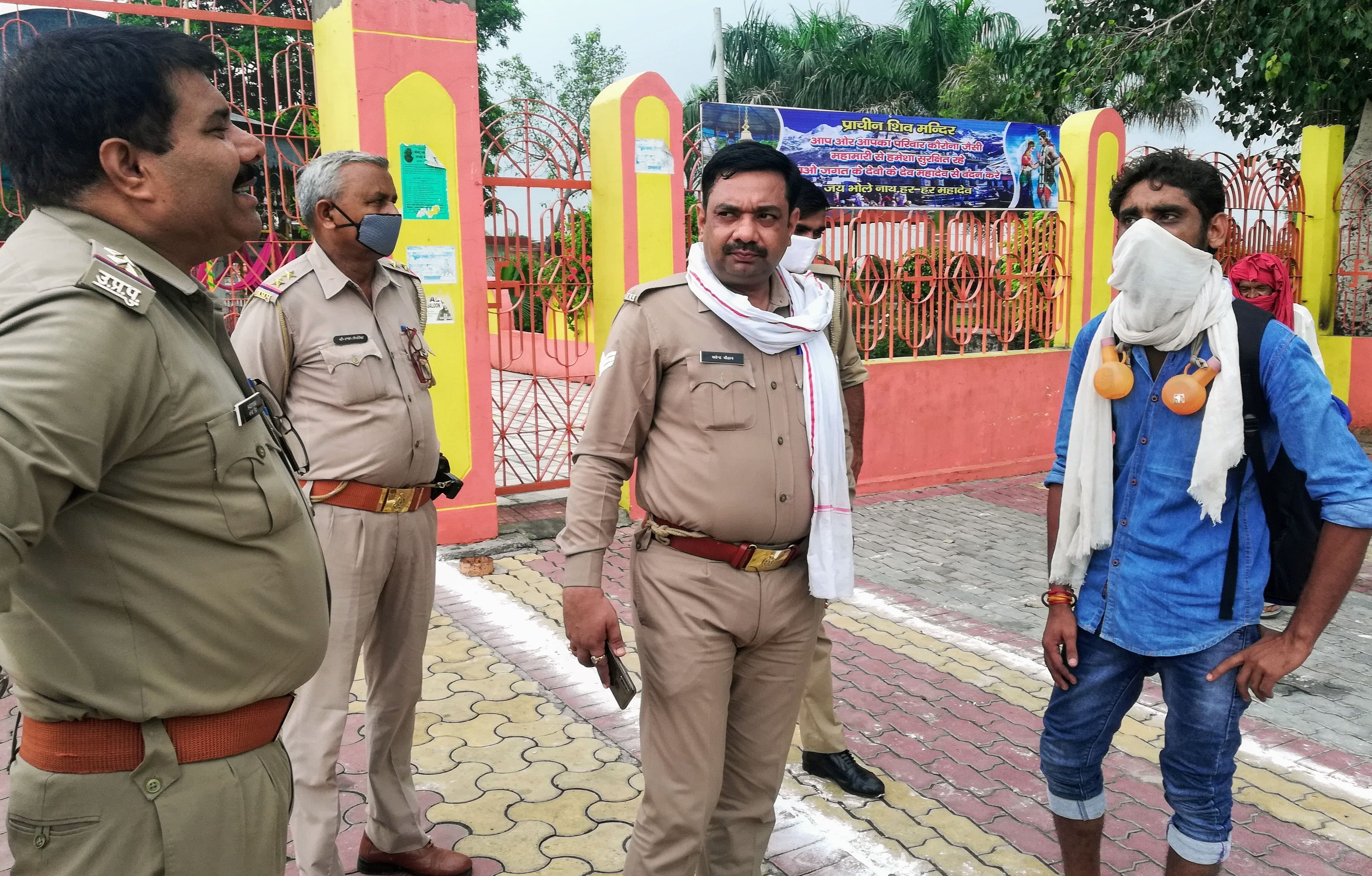 मंदिर पर जलाभिषेक करने पहुंचे श्रद्धालु को पुलिस ने वापस कर दिया। मंदिर पर जलाभिषेक करने पहुंचे श्रद्धालु को पुलिस ने वापस कर दिया।