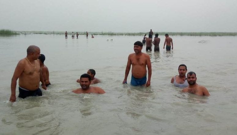 खरकाली गंगाघाट पर जल उठाने से पहले स्नान करते शिवभक्त। खरकाली गंगाघाट पर जल उठाने से पहले स्नान करते शिवभक्त।